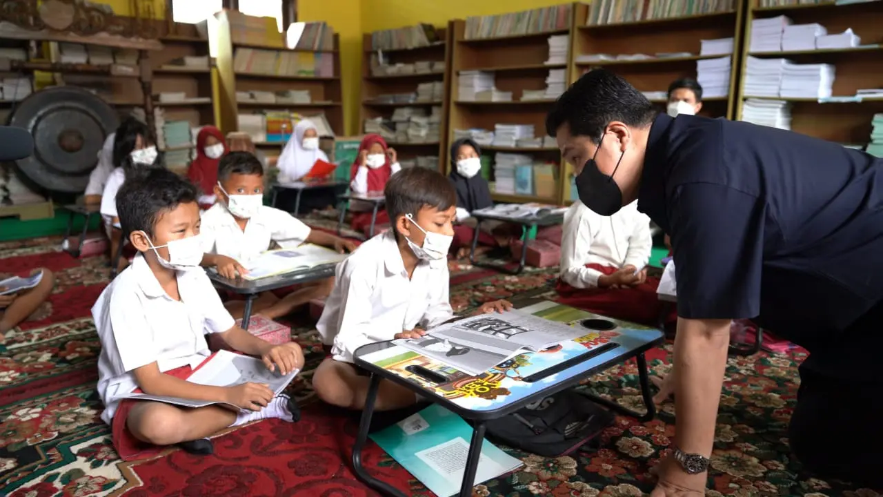 Permudah PJJ, Menteri Erick Thohir Beri Bantuan di Sekolah Desa Cikuya, Tangerang
