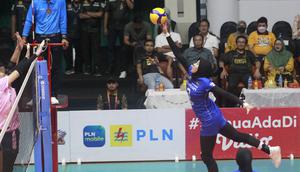 Megawati Hangestri Pertiwi dari Jakarta Pertamina Fastron mencoba spike pada laga final four PLN Mobile Proliga 2023 melawan Gresik Petrokimia Pupuk Indonesia di GOR Tridharma Gresik, Jumat (24/2/2023). (foto: Proliga)
