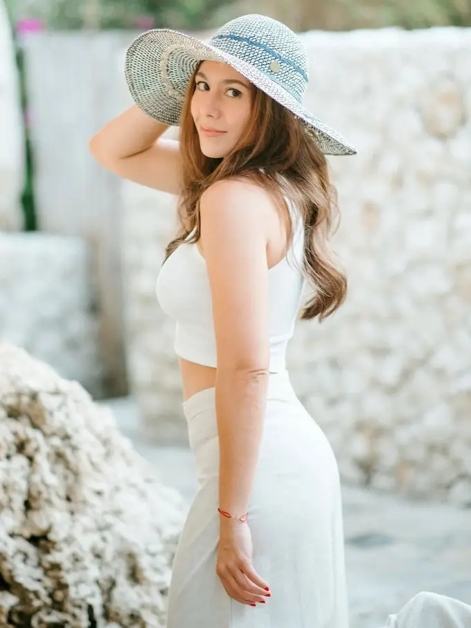 9 Foto Wulan Guritno dengan Busana Putih, Inspirasi Tampil Awet Muda di Usia 40 Tahun - Halter top dan kulot