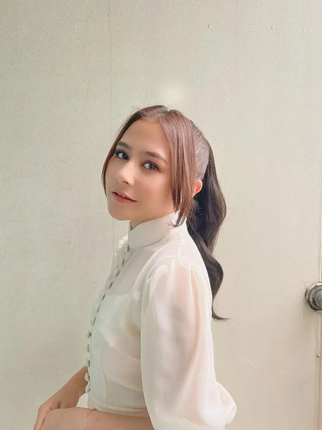 6 Inspirasi Gaya Rambut Ponytail Prilly Latuconsina yang Anti Membosankan