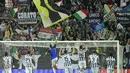 Ritual mengapresiasi dukungan fans menjadi hal yang tak terlepaskan dalam laga Juventus (OLIVIER MORIN / AFP )