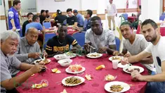 Pelatih T-Team, Rahmad Darmawan, dan para pemainnya yang pernah bermain di ISL seperti Makan Konate, Abdoulaye Maiga, dan Rohit Chand, saat makan malam bersama pemain T-Team lainnya, Senin (25/1/2016). (Bola.com/Nicklas Hanoatubun)