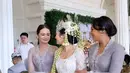 Dalam acara tersebut, Enzy tampil dalam balutan kebaya rancangan Fadlan Indonesia. Kebaya berwarna lilac dengan detail renda dan payet ini terlihat begitu lembut, menghadirkan kesan elegan yang sekaligus sederhana. Potongan kebaya ini memadukan keanggunan klasik dengan sentuhan modern, menonjolkan sisi feminin Enzy yang memesona. [@enzystoria/@philipekarunia].