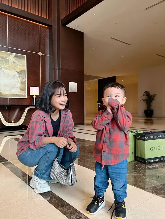 Outfit kembaran berikutnya yang nggak kalah menarik, cukup kenakan kemeja dan celana denim senada. Gemas banget! [@fuji_an]