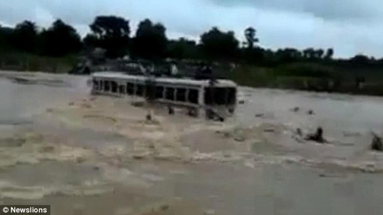 Bus terseret banjir di India. (Newslion/Daily Mail)