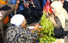 Safari Politik, Khofifah Borong Dagangan Pedagang Pasar di Lumajang