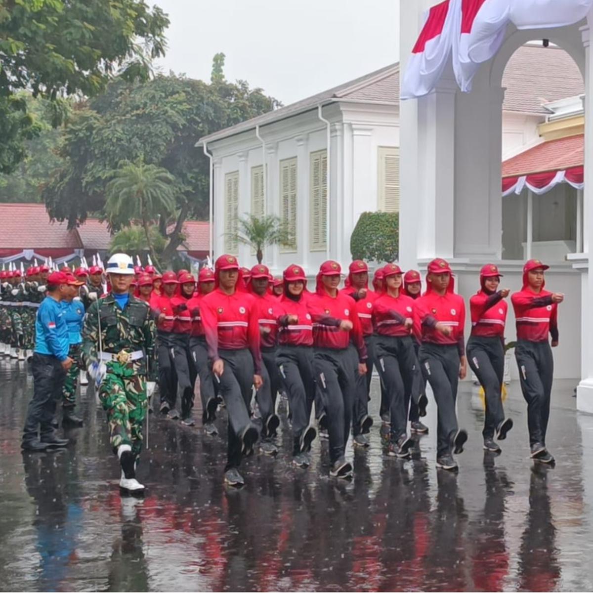 Tak Gentar, Di Bawah Guyuran Hujan Paskibraka Gladi Kotor Jelang Upacara HUT ke-80 RI