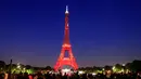 Menara Eiffel diterangi selama pertunjukan cahaya untuk perayaan ulang tahunnya ke-130 tahun di Paris, Rabu (15/5/2019). Paris memberikan ucapan ulang tahun kepada Menara Eiffel dengan pertunjukan laser yang rumit menelusuri kembali sejarah 130 tahun monumen itu. (REUTERS/Gonzalo Fuentes)