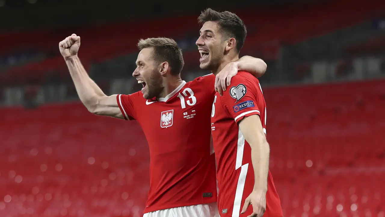 FOTO: Duo Harry Tentukan Kemenangan Inggris 2-1 atas Polandia - Jakub Moder; Maciej Rybus