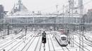 Suasana di stasiun utama kereta api di Munich yang terturup salju, Jerman (18/4). Hujan salju yang melanda kawasan ini tidak menyurutkan warga untuk tetap beraktivitas. (AFP PHOTO / dpa / Matthias Balk / Jerman OUT)