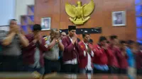 Salat gaib dan doa bersama mahasiswa dari berbagai perguruan tinggi dan anggota kepolisian di Gedung Dewan Perwakilan Rakyat Aceh (DPRA), Jumat (27/9/2019). Doa dan salat gaib itu untuk 2 mahasiswa Universitas Halu Oleo Kendari yang tewas saat demo, Randi dan Yusuf. (CHAIDEER MAHYUDDIN/AFP)