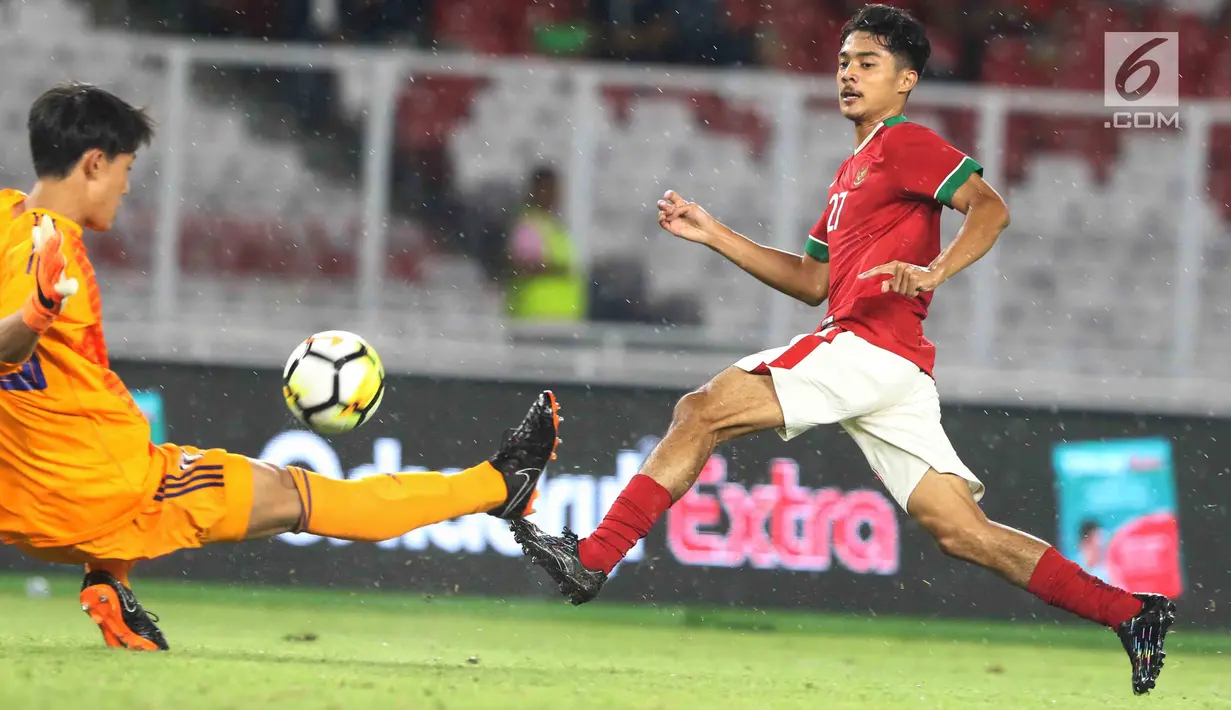 Kiper Jepang U-19 menghalau bola pesepak bola Timnas Indonesia U-19 pada laga uji coba babak kedua di Stadion Utama GBK, Jakarta, Minggu (25/3). Timnas Indonesia menelan kekalahan 1-4 dari Jepang U-19. (Liputan6.com/Angga Yuniar)