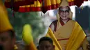 Biksu Tibet membawa poster Dalai lama saat perayaan ulang tahun ke-80 Dalai Lama di Kathmandu, Nepal, (6/7/2015). Dalai lama merupakan nama gelar dari agama Budha, gelar  ini diturunkan secara turun temurun. (REUTERS/Navesh Chitrakar)