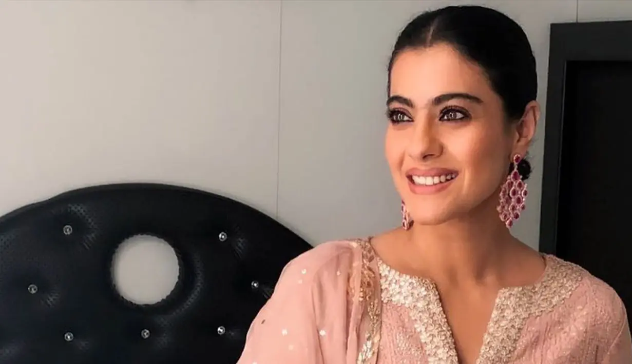 Aktris India satu ini memang cukup sering bermain dalam film Bollywood yang tentunya laris di pasaran. Bahkan Kajol juga sering beradu akting dengan Shahrukh Khan. (Liputan6.com/IG/@kajol)