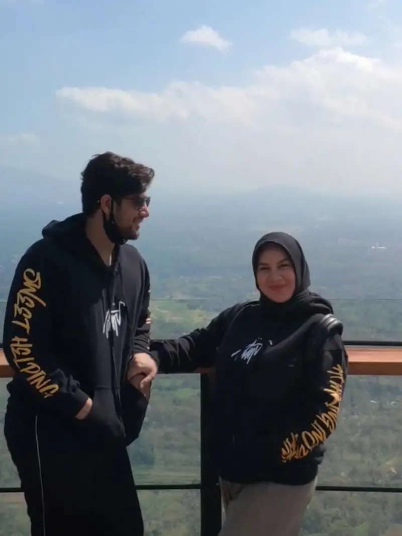 Momen Mesra Irish Bella dan Ammar Zoni Saat Babymoon di Borobudur. (Sumber: YouTube/Anton Saputra)