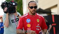 Pembalap Ferrari asal Inggris, Lewis Hamilton, berjalan di paddock pada hari pertama tes pramusim Formula Satu kedua di Sirkuit Internasional Bahrain di Sakhir pada 18 Februari 2026. (Giuseppe CACACE/AFP)
