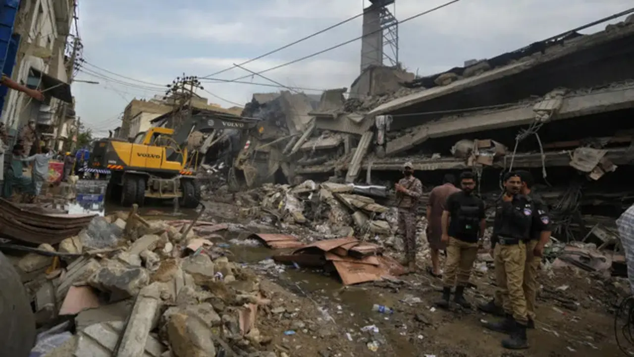 Empat petugas pemadam kebakaran tewas dalam kebakaran pabrik garmen di Pakistan