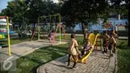 Anak-anak bermain prosotan di Ruang Publik Terpadu Ramah Anak (RPTRA) di Jalan Pluit Mas Utara, Kelurahan Pejagalan, Kecamatan Penjaringan, Jakarta, Rabu (6/4). Salah satu fungsi RPTRA adalah tempat berkumpul untuk warga. (Liputan6.com/Faizal Fanani)