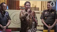 Menko Perekonomian Airlangga Hartarto memberikan keterangan usai menjalani pemeriksaan di Gedung Bundar, Kejaksaan Agung, Jakarta, Senin (24/7/2023).  (Liputan6.com/Faizal Fanani)