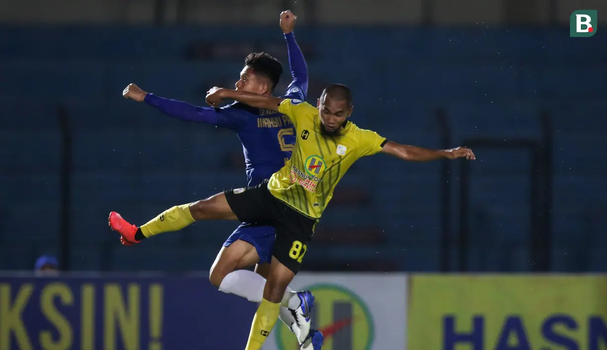 Pemain PSIS Semarang, Wahyu Prasetyo (kiri) dan pemain PS Barito Putera, Beni Oktovianto berduel udara dalam laga pekan ke-8 BRI Liga 1 2021/2022 di Stadion Sultan Agung, Bantul, Rabu (20/10/2021). (Bola.com/Bagaskara Lazuardi)