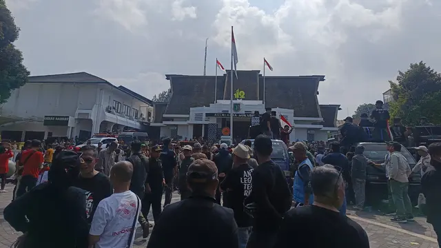 Massa RT-RW demo tuntut pemakzulan wali kota Sukabumi.