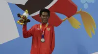 Perenang Indonesia, Guntur, melakukan selebrasi pada Asian Para Games di Stadion Aquatik, Jakarta, Selasa (9/10/2018). Indonesia meraih medali perak dan perunggu di nomor 100 meter gaya dada putra kategori SB8. (Bola.com/M Iqbal Ichsan)