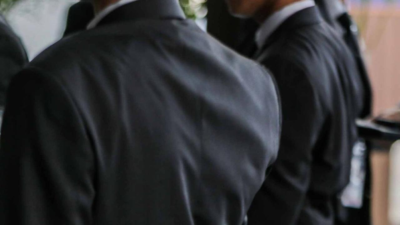 Pengamanan di pintu masuk plannery hall saat pembukaan KTT ASEAN ke-43 di Jakarta Convention Center dilakukan ekstra ketat oleh petugas keamanan berpakaian jas.<br>