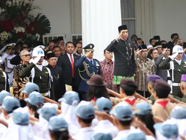 Presiden Joko Widodo memberi hormat bersama peserta upacara lainnya saat upacara Hari Lahir Pancasila di Gedung Pancasila, Jakarta, Kamis (1/6). Upacara ini merupakan yang pertama setelah 71 tahun kemerdekaan Indonesia. (Liputan6.com/Angga Yuniar)