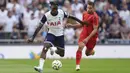 Pemain Tottenham Hotspur, Yves Bissouma (kiri) menggiring bola dibayangi pemain Bayern Munchen pada laga persahabatan yang berlangsung di Tottenham Hotspur Stadium, London, Inggris, Minggu (11/08/2024) dini hari WIB. (AP Photo/PA/Bradley Collyer)