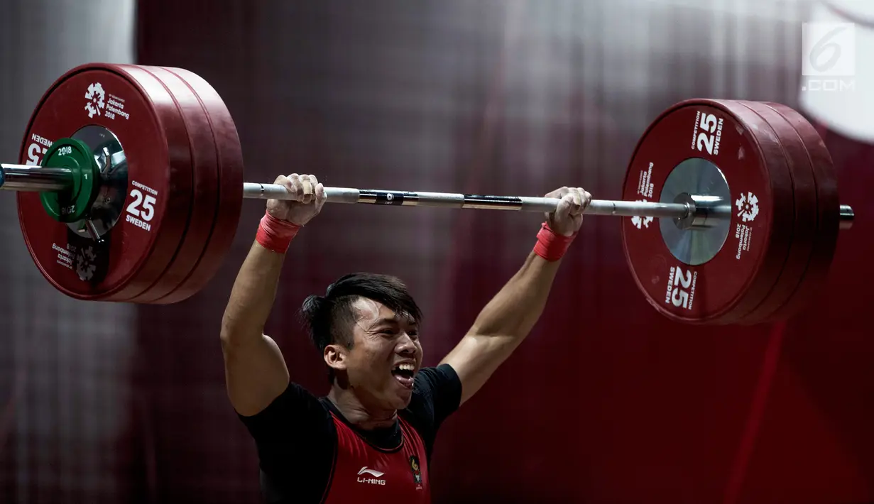 Lifter Indonesia, Deni saat berlaga pada Asian Games 2018 di JIExpo, Jakarta, Rabu (22/8). Pada angkatan snatch ketiga, Deni sempat menjajal bobot 145, tapi gagal dan angkatan clean and jerk ia juga mencoba 180 dan gagal. (Bola.com/Vitalis Yogi Trisna)