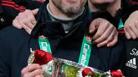 Pelatih Kepala Manchester United, Erik Ten Hag berpose dengan trofi setelah pertandingan sepak bola final Piala Liga Inggris antara Manchester United dan Newcastle United di Stadion Wembley di London, Minggu, 26 Februari 2023. Gelar Piala Liga Inggris ini juga jadi sumbangsih perdana manajer Erik ten Hag sejak bergabung ke Old Trafford musim panas 2022. (AP Photo/Alastair Grant)