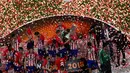 Pemain Atletico Madrid mengangkat piala saat menjadi juara Liga Europa usai mengalahkan Marseille di Stade de Lyon, Prancis (16/5). Atletico Madrid berhasil menjadi juara usai mengalahkan Marseille di laga final.  (AP Photo / Christophe Ena)