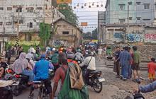 Penampakan Perlintasan Tanpa Palang Resmi Dekat Stasiun Bekasi Timur, Hanya Pakai Bambu dan Warga Bergantian Jaga