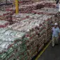 Pemerintah Provinsi DKI Jakarta resmi mendistribusikan 15 Juta kilogram beras premium ke sejumlah toko ritel modern yang ada di Jabodetabek. (Liputan6.com/Herman Zakharia)