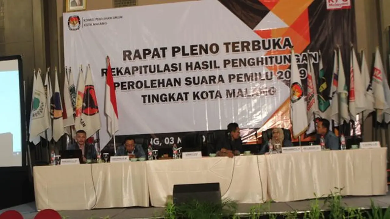 Rapat Pleno rekapitulasi suara di KPU Kota Malang (Merdeka.com)