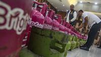 Petugas menata barang bukti terkait kasus pengoplosan atau penyuntikan tabung Liquified Petroleum Gas (LPG) bersubsidi di gedung Badan Reserse Kriminal (Bareskrim) Markas Besar Kepolisian Republik Indonesia (Mabes Polri), Jakarta, Senin (5/5/2025). (merdeka.com/Arie Basuki)
