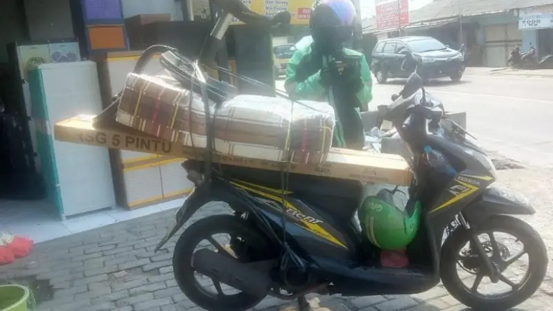 Bikin Khawatir, 8 Potret Driver Ojek Online Lagi Bawa Perabot Rumah Tangga