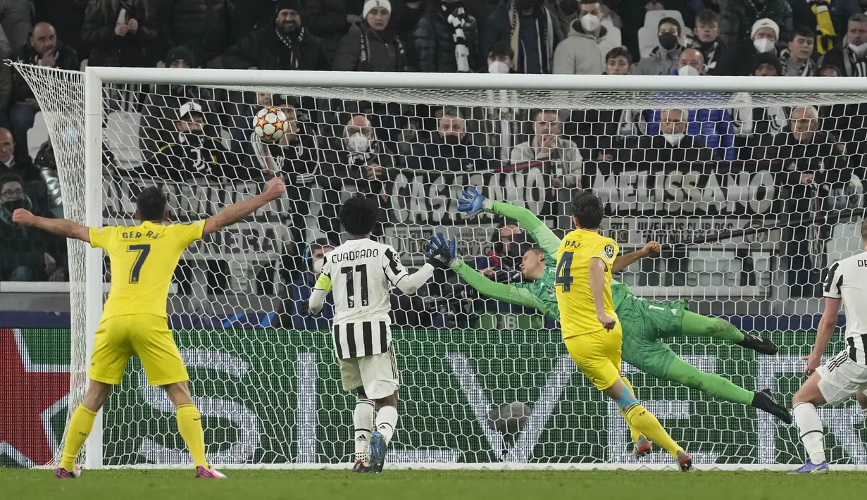 Skor kemudian menjadi 3-0 setelah Arnaut Danjuma mencetak gol ketiga Villarreal dari titik penalti ketika pertandingan memasuki injury time. (AP/Antonio Calanni)