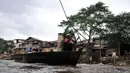 Warga menaiki perahu eretan untuk menyeberangi Kali Ciliwung, Bukit Duri, Jakarta, Kamis (12/4). Warga bantaran Ciliwung sangat menggantungkan air kali untuk mencuci baju, piring, bahkan mandi. (Merdeka.com/Iqbal Nugroho)
