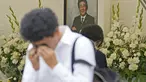 Reaksi seorang pria setelah memberi bunga dan doa untuk mantan Perdana Menteri Jepang Shinzo Abe di kuil Zojoji, Tokyo, Sabtu (8/7/2023). (AP Photo/Shuji Kajiyama)