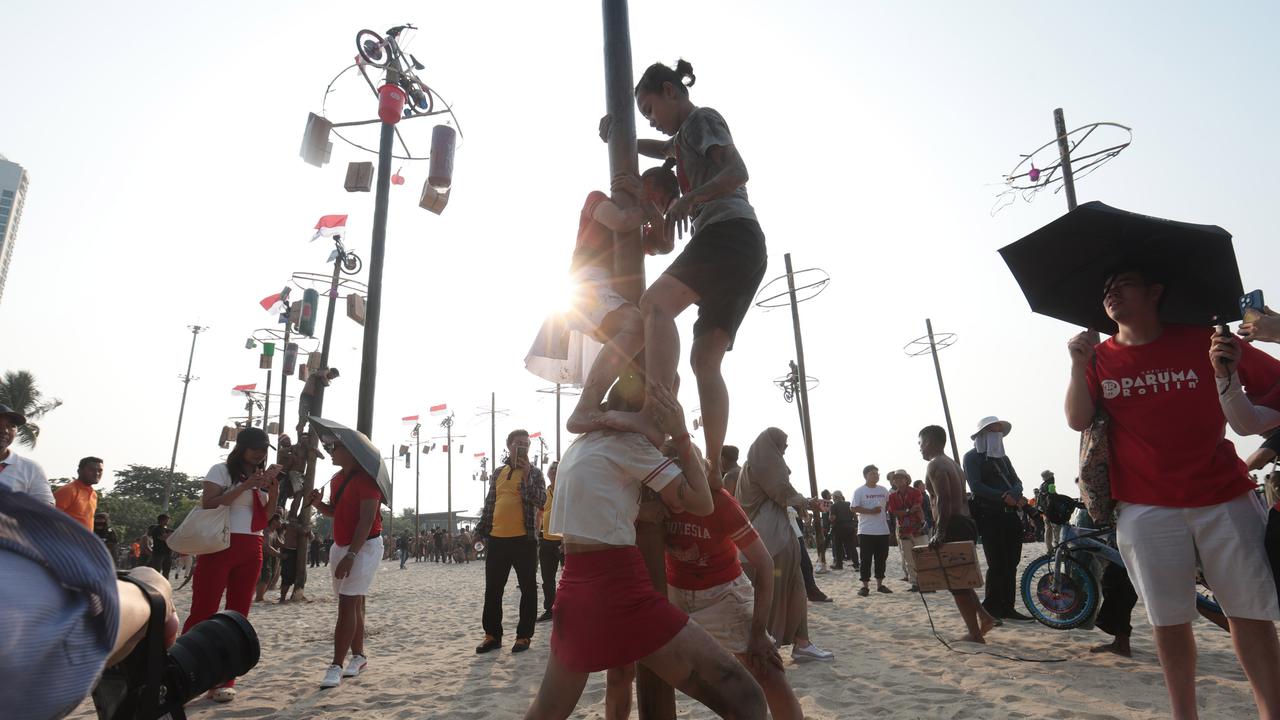 Panjat Pinang Meriahkan HUT ke-81 RI di Ancol