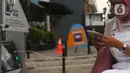 Warga mengisi ulang daya ponsel pada stasiun Pengisian Listrik Bertenaga Surya atau Solar Charging Station di kawasan Transit Oriented Development (TOD) I Dukuh Atas, Jakarta, Rabu (10/11/2022). Stasiun pengisian listrik ini bisa dimanfaatkan masyarakat untuk mengisi daya ponsel hingga sepeda listrik. (Liputan6.com/Johan Tallo)