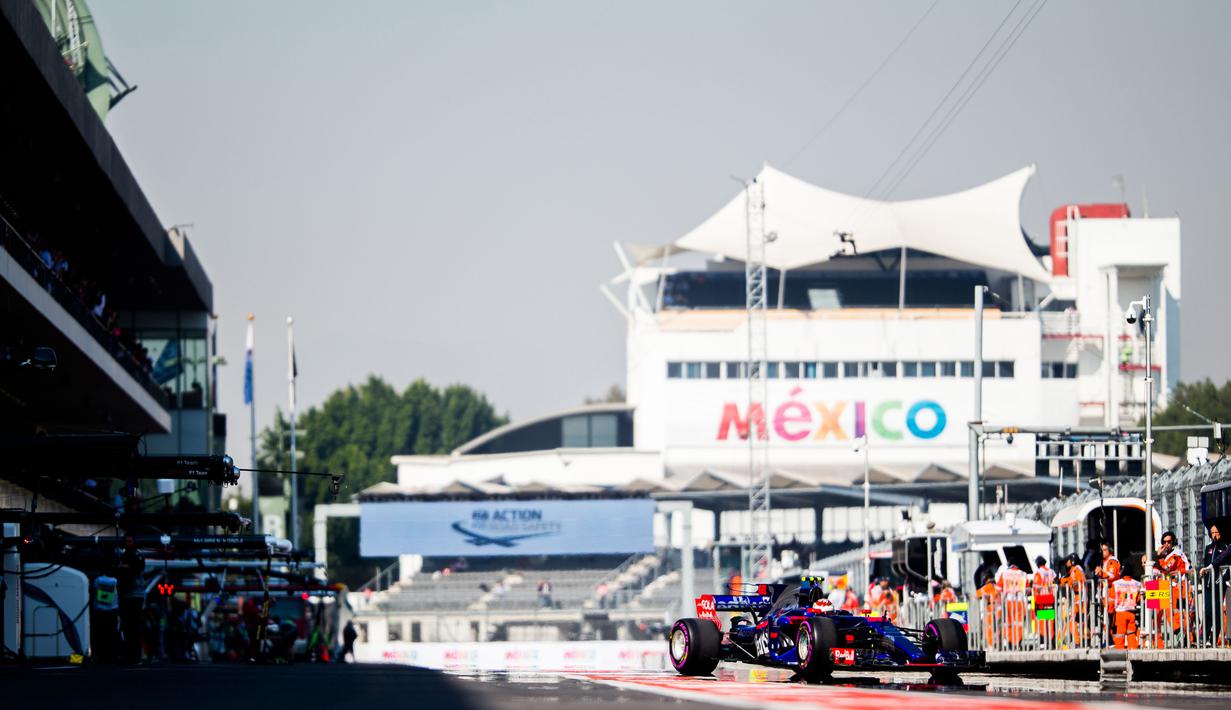 Sean Gelael saat keluar dari pit stop menuju lintasan balap pada sesi latihan bebas F1 GP Mexico di Autodromo Hermanos Rodriguez, Meksiko, (27/10/2017). Sean menempati urutan ke-17. (Peter Fox/Getty Images/AFP)