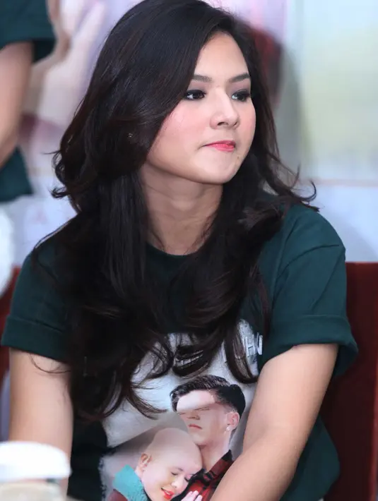 'Salah satunya belajar sama Bunda Dewi Yull, karena beliau mengerti sekali bagaimana berkomunikasi dengan penyandang tuna rungu. Aku juga belajar sama anaknya Bunda Dewi juga,' kata Eriska.  (Nurwahyunan/Bintang.com)