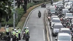 Anggota Satlantas Polres Metro Jakarta Pusat memberhentikan pengendara sepeda motor yang menerobos jalur Bus Transjakarta sementara pengendara lainnya berputar arah di Jalan Kramat Raya, Kecamatan Senen, Jakarta, Kamis (21/7/2022). Razia digelar untuk menindak para pengendara yang tidak disiplin demi menghindari kemacetan serta mencegah terjadi kecelakaan di jalur Bus Transjakarta. (merdeka.com/Iqbal S. Nugroho)