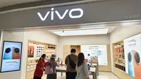 Berkunjung ke toko resmi Vivo yang ada di Uniwalk Mall, Shenzhen, Tiongkok dalam event Vivo Tech Trip. (Liputan6.com/Agustinus M. Damar)