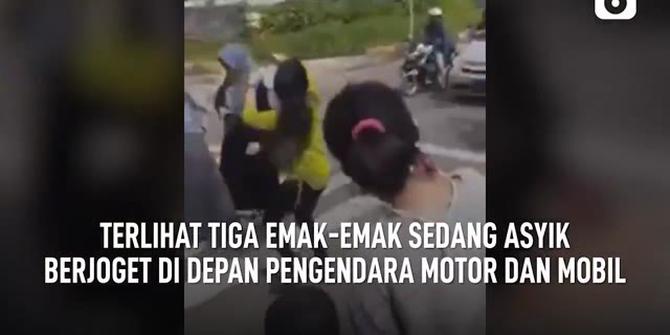 VIDEO: Viral Emak Emak Berjoget di Zebra Cross Lampu Merah