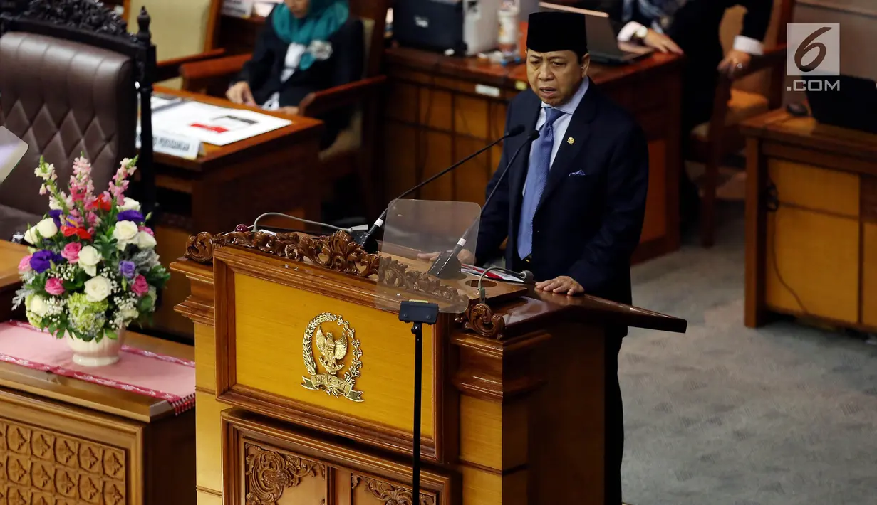 Ketua DPR Setya Novanto menyampaikan Laporan Kinerja DPR RI Tahun Sidang 2016-2017  pada rapat paripurna di gedung DPR, Senayan, Jakarta, Selasa (29/8). Rapat Paripurna peringatan HUT ke-72 DPR itu hanya dihadiri 112 anggota. (Liputan6.com/Johan Tallo)