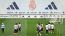 Para pemain Real Madrid menghadiri sesi latihan jelang pertandingan leg pertama babak 16 besar Liga Champions 2024/2025 melawan Club Atletico de Madrid di Real Madrid Sports City, Valdebebas pinggiran kota Madrid, pada 3 Maret 2025. (Thomas COEX/AFP)