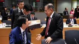 Wakil Presiden Indonesia, Jusuf Kalla berbincang dengan PM Jepang Shinzo Abe selama pertemuan KTT ASEM ke-12 di Brussels, Belgia, (18/10). KTT ASEM ke-12 mengangkat tema Europe and Asia: Global Partners for Global Challenges. (AFP Photo/John Thys)